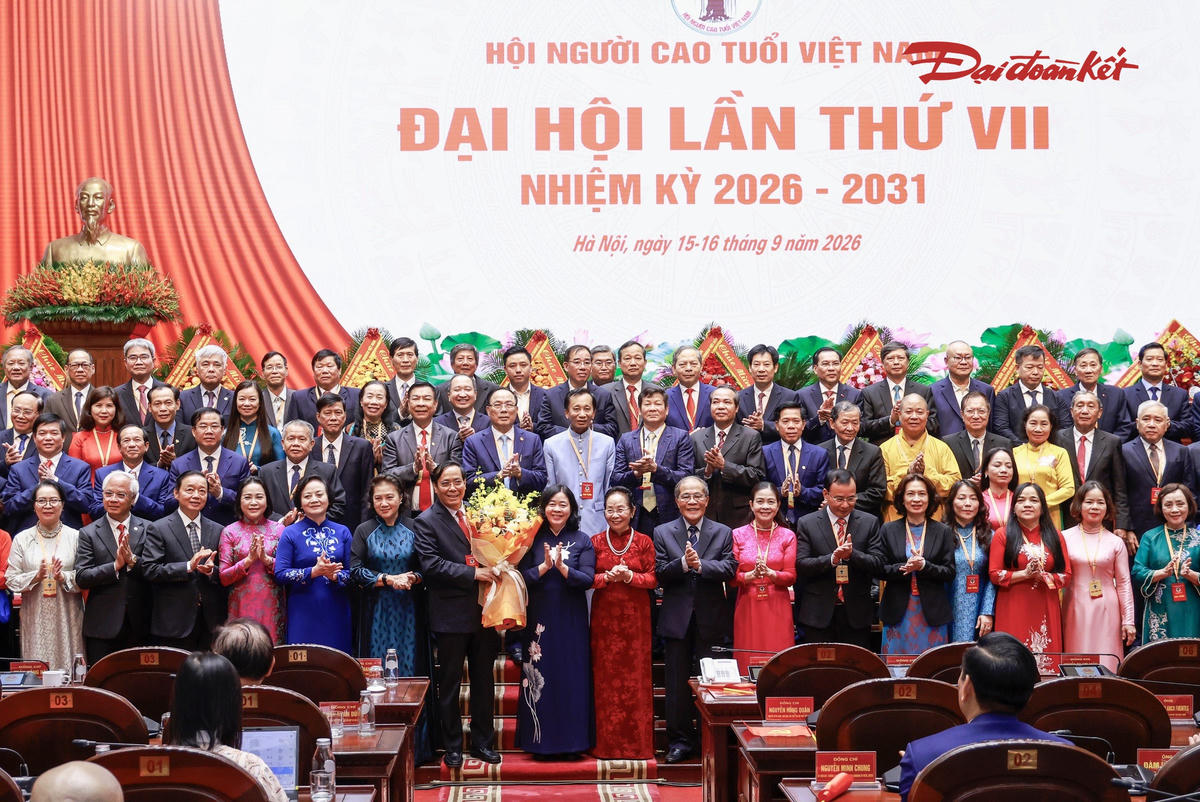 Chủ tịch Bùi Thị Minh Hoài tặng hoa chúc mừng Ban Chấp hành Hội Người cao tuổi Việt Nam khóa VII, nhiệm kỳ 2026 – 2031.