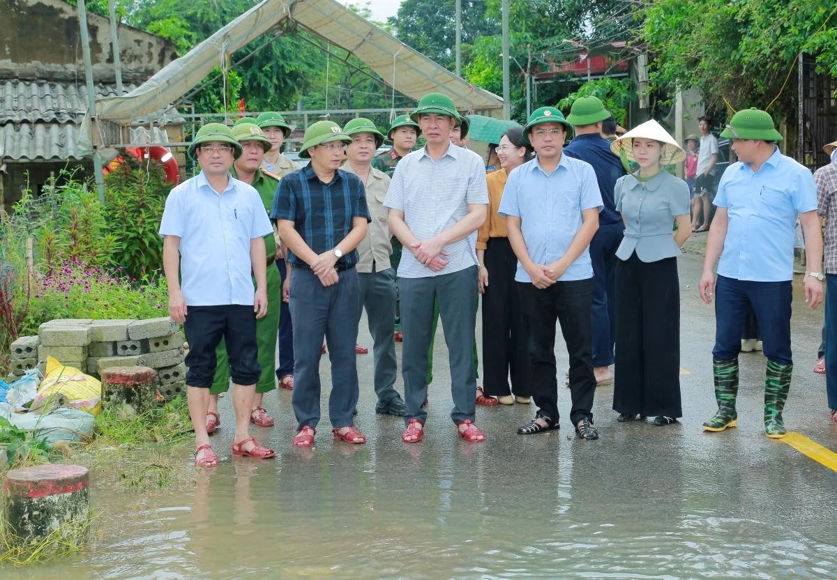 Ông Sinh cùng đoàn công tác đã kiểm tra công tác vận hành hồ Đồng Ngư, xã Ngọc Trạo. Ảnh: Lê Hợi