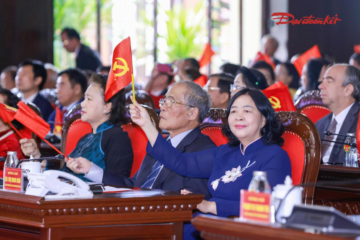 Chủ tịch Ủy ban Trung ương MTTQ Việt Nam Bùi Thị Minh Hoài và các đại biểu theo dõi chương trình văn nghệ Đại hội.