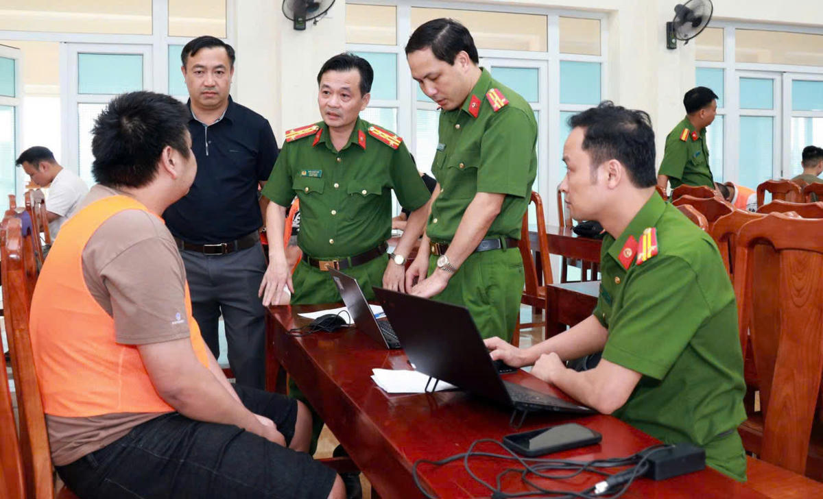 Đại tá Trần Quốc Huy - Phó Giám đốc Công an tỉnh Lào Cai trực tiếp đấu tranh với đối tượng trong đường dây. Ảnh: Công an tỉnh Lào Cai.