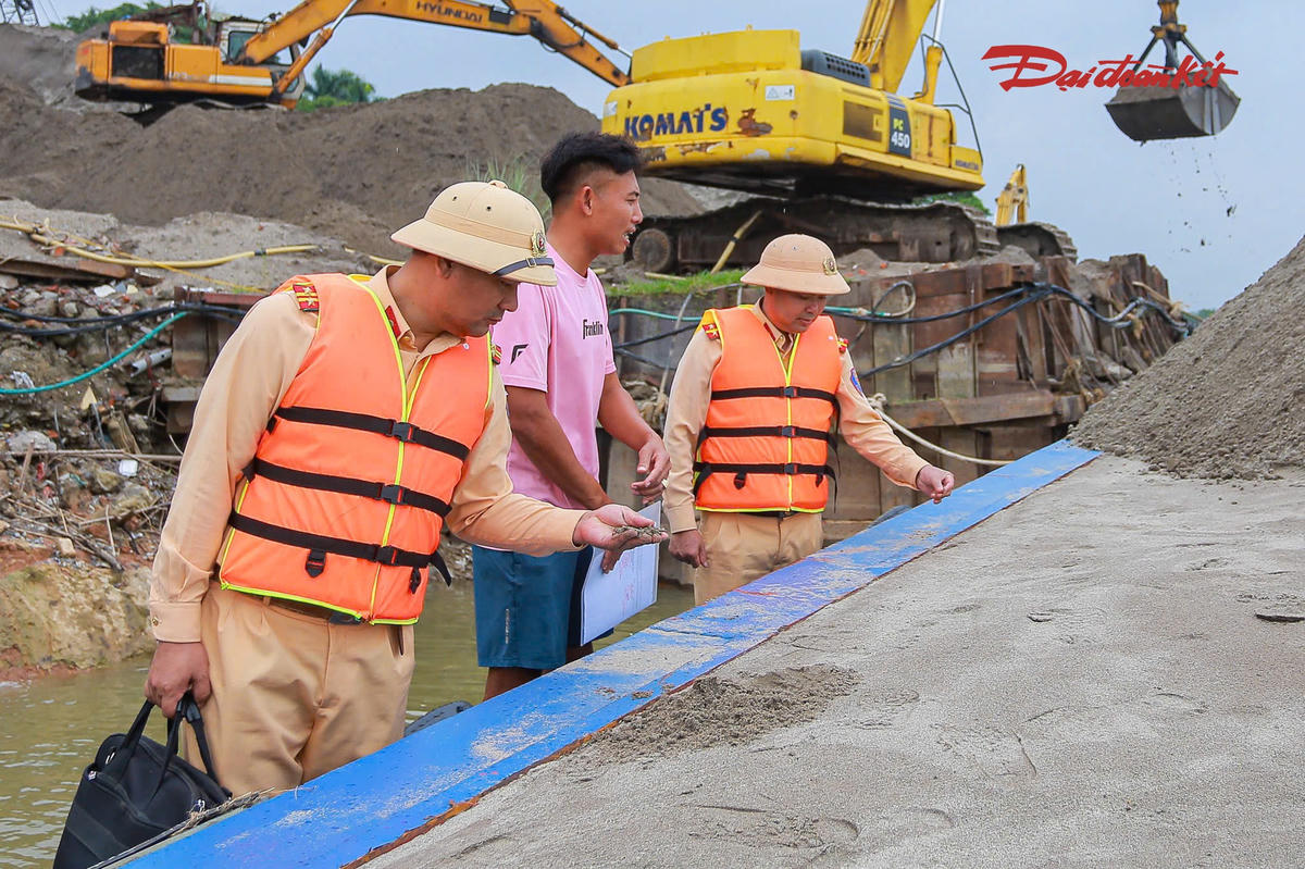 Lực lượng Cảnh sát đường thủy kiểm tra phương tiện vận chuyển vật liệu xây dựng.
