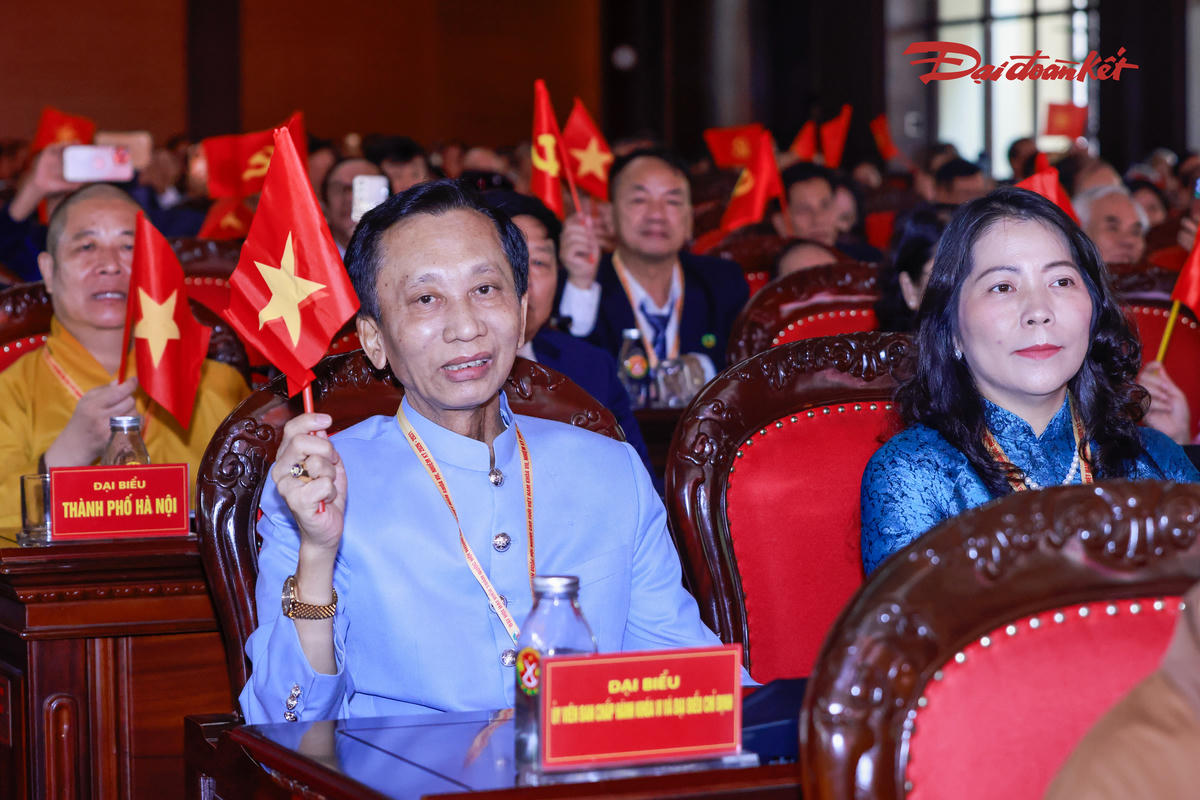 Rực rỡ sắc đỏ cờ hoa tại Đại hội đại biểu toàn quốc Hội Người cao tuổi Việt Nam lần thứ VII.