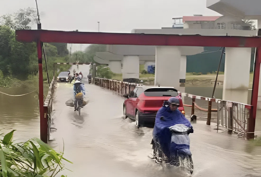 Nước sông Đáy dâng cao, tràn qua mặt cầu 72 khoảng 30cm, khiến địa phương phải tạm dừng lưu thông qua cầu.