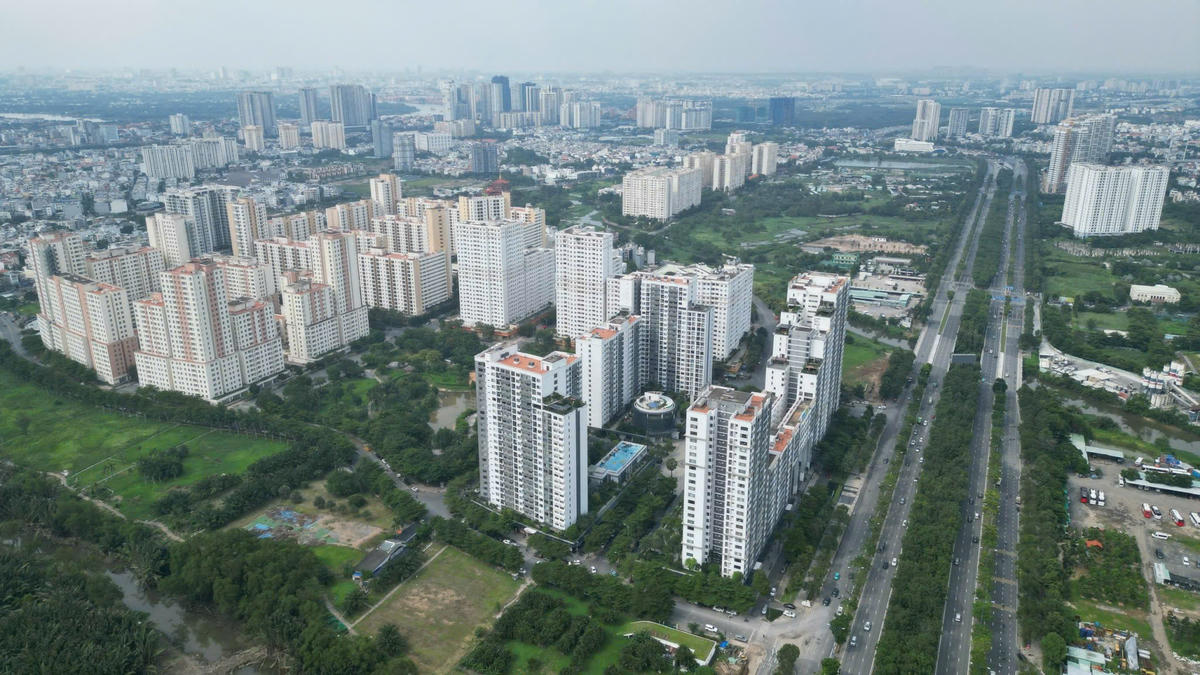 Một khu vực nhà ở tái định cư tại Khu đô thị mới Thủ Thiêm (TPHCM) nhưng bỏ hoang nhiều năm qua do nhiều bất cập. Ảnh: H.Phúc