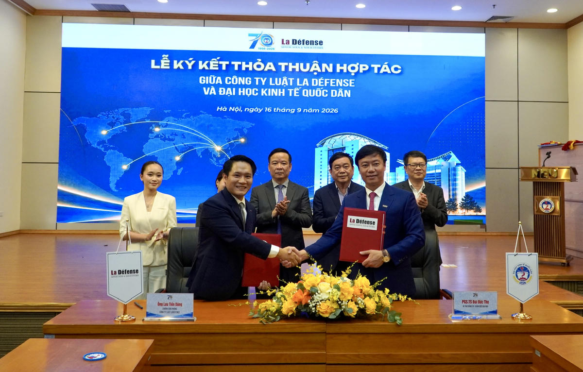 Đại học Kinh tế Quốc dân ký kết thỏa thuận hợp tác với các doanh nghiệp tại toạ đàm.