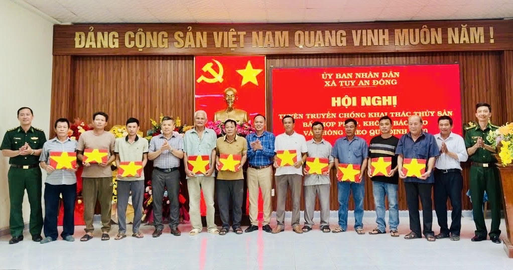 Đại diện các đơn vị và địa phương trào cờ Tổ quốc tặng các ngư dân tại xã Tuy An Đông. Ảnh: NL
