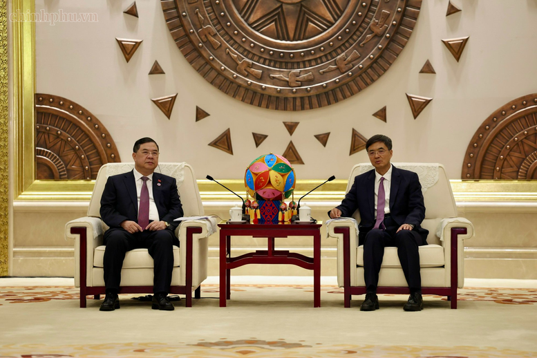 Phó Thủ tướng Thường trực Chính phủ trao đổi với ông Trần Cương, Ủy viên Trung ương Đảng, Bí thư Đảng ủy Khu tự trị dân tộc Choang Quảng Tây, Trung Quốc