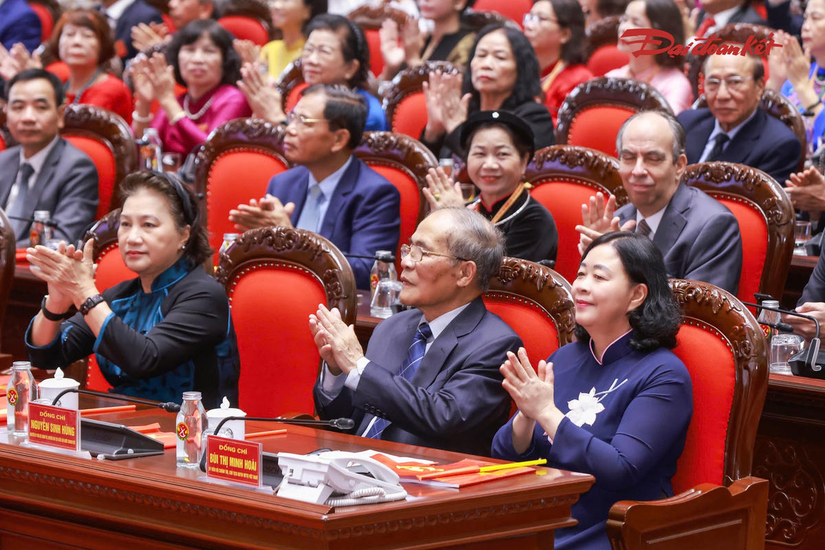 Ủy viên Bộ Chính trị, Bí thư Trung ương Đảng, Bí thư Đảng ủy MTTQ, các đoàn thể Trung ương, Chủ tịch Ủy ban Trung ương MTTQ Việt Nam Bùi Thị Minh Hoài và các đại biểu tham dự Đại hội.