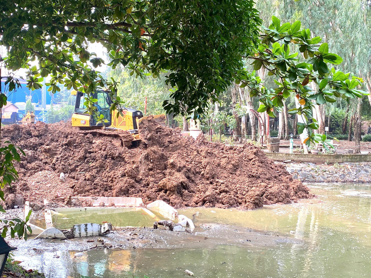 Khu vực tìm kiếm được mở rộng đến một hồ nước nhỏ trong công viên Lê Thị Riêng. Ảnh: BTL. 