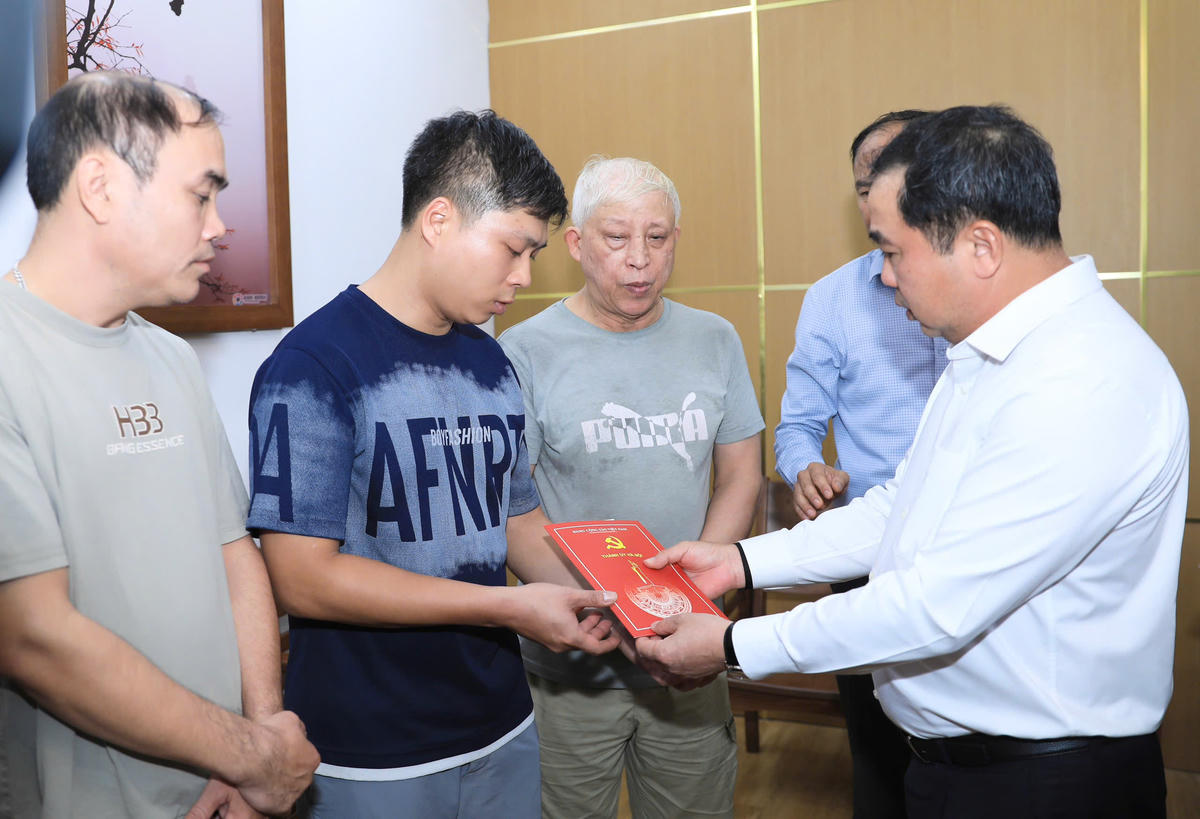 Bí thư Thành ủy Hà Nội trao hỗ trợ các gia đình có người thân bị tử vong trong vụ cháy.