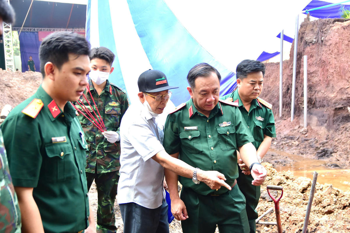 Thiếu tướng Nguyễn Thành Trung, Chính ủy Bộ Tư lệnh TPHCM, Phó Trưởng ban Thường trực Ban Chỉ đạo TPHCM về tìm kiếm, quy tập và xác định danh tính hài cốt liệt sĩ trực tiếp chỉ đạo công tác tìm kiếm. Ảnh: BTL