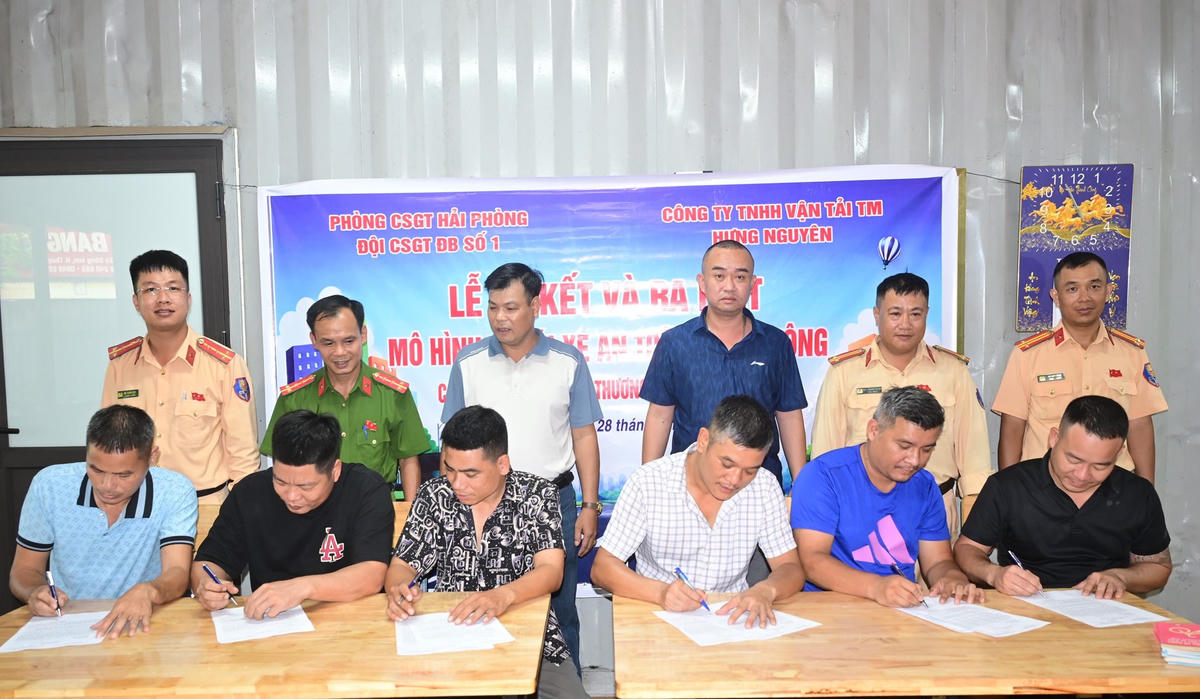 Song song với việc xử lý vi phạm, CSGT TP Hải Phòng tăng cường tuyên truyền để các lái xe cam kết đảm bảo an toàn giao thông với mô hình “Tổ lái xe an toàn giao thông”. Ảnh: Công an TP Hải Phòng.