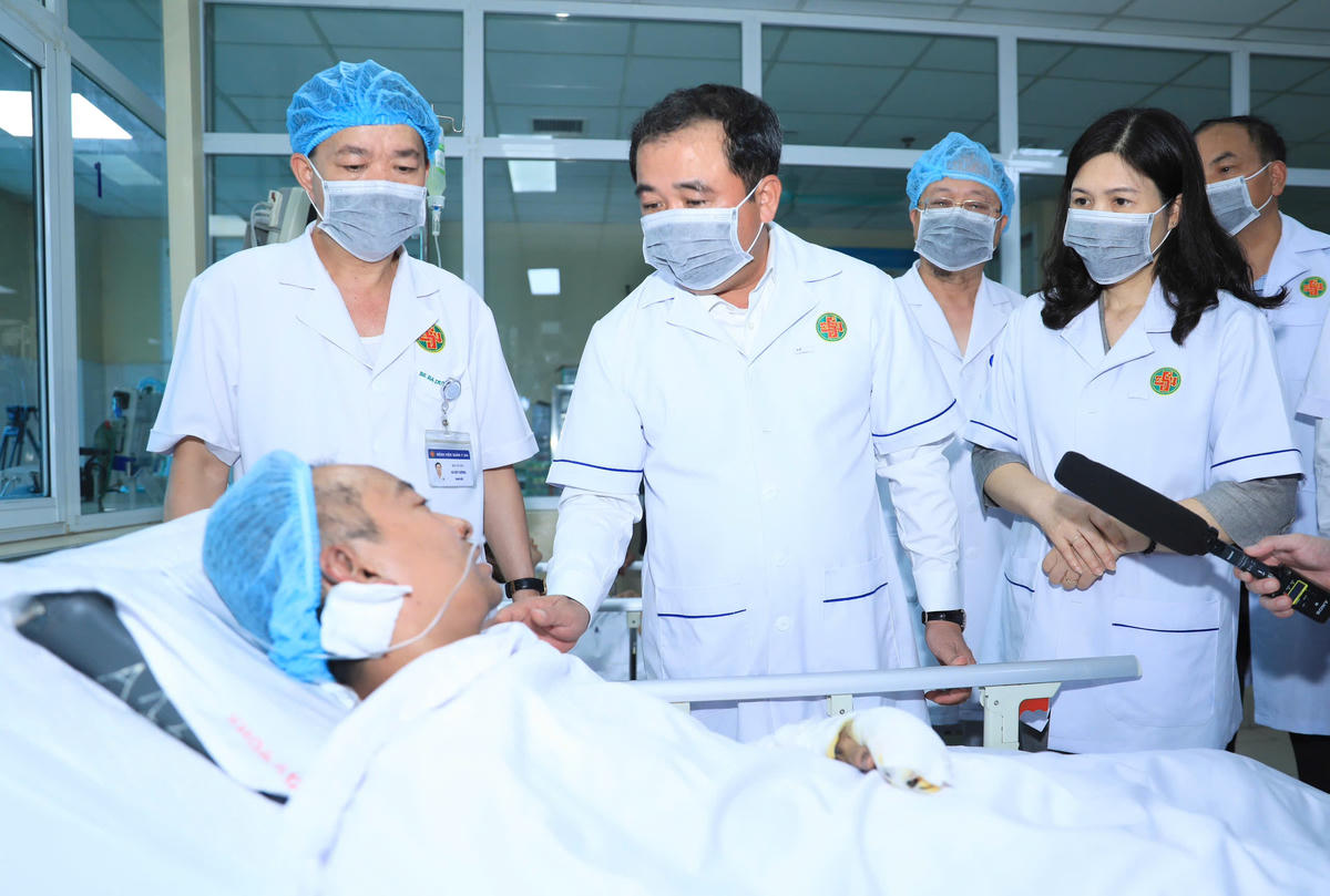 Bí thư Thành ủy Hà Nội Trần Đức Thắng và lãnh đạo thành phố thăm hỏi nạn nhân đang điều trị tích cực tại Bệnh viện Quân y 354.