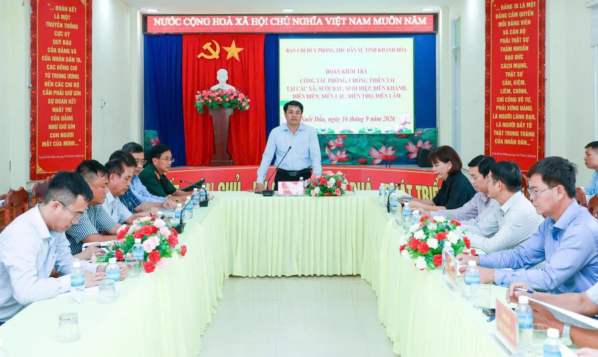 Ông Nguyễn Duy Quang, Giám đốc Sở Nông nghiệp và Môi trường, Phó Trưởng Ban Chỉ huy Phòng thủ dân sự tỉnh Khánh Hòa, phát biểu tại buổi làm việc.