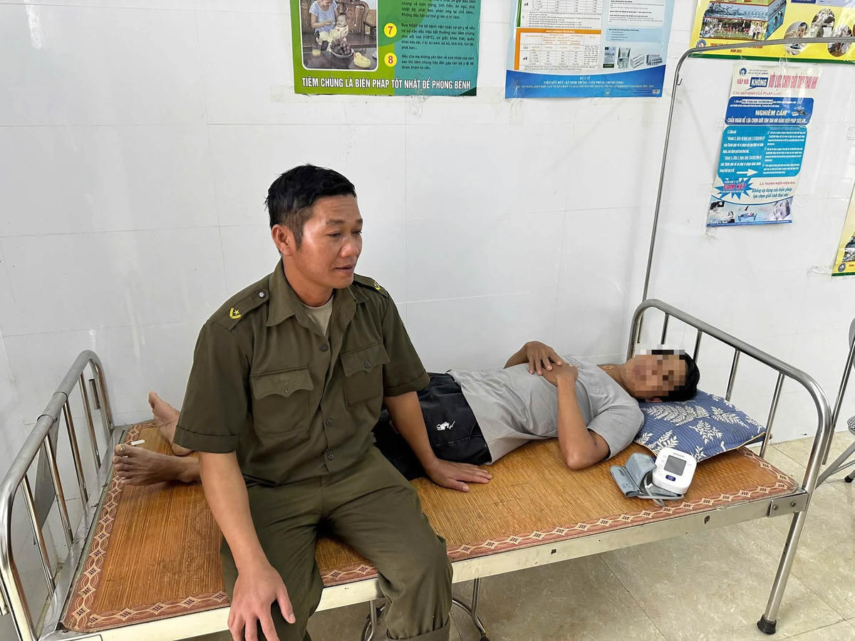 Nạn nhân được kiểm tra sức khỏe. Ảnh: Công an tỉnh Phú Thọ.