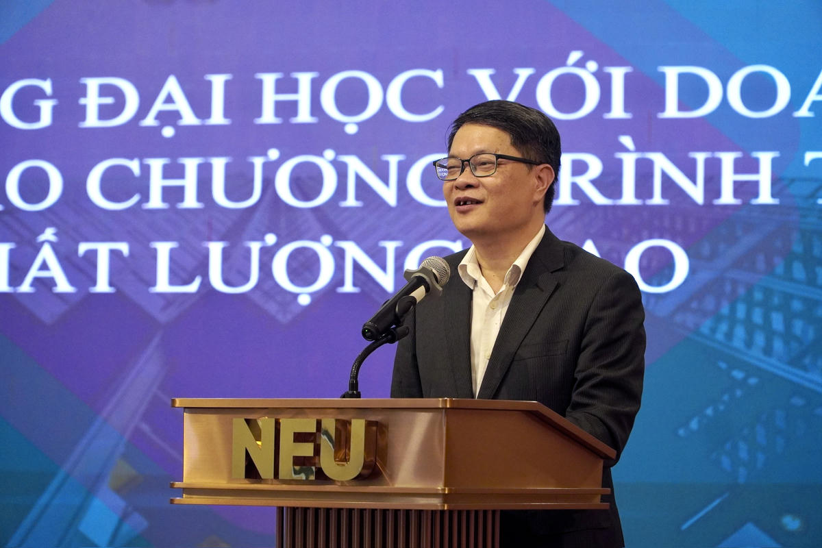 TS Vũ Văn Ngọc - Viện trưởng Viện Đào tạo Tiên tiến, Chất lượng cao, Phân tích kinh doanh và POHE, Đại học Kinh tế Quốc dân tham luận tại toạ đàm.