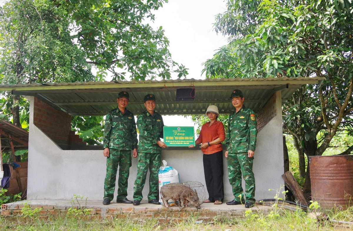 Đại diện Chỉ huy Đồn Biên phòng Bo Heng trao heo giống tặng gia đình có hoàn cảnh khó khăn. Ảnh: NL.