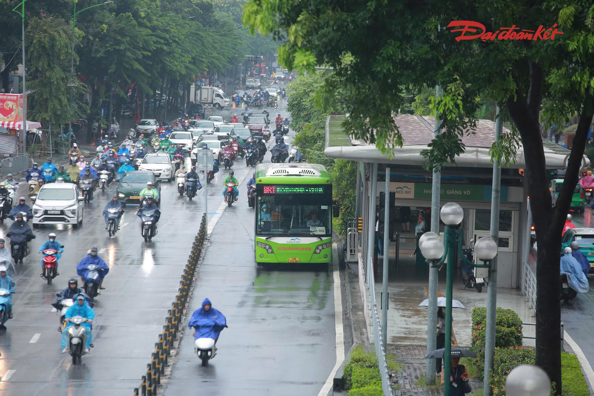 Ô tô, xe máy vào làn BRT, giao thông Láng Hạ - Giảng Võ có gì thay đổi?