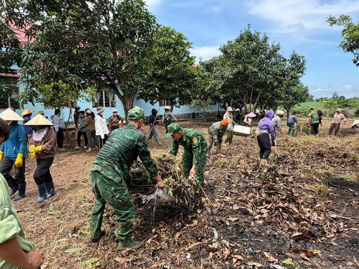 Đồn Biên phòng Ia Rvê phối hợp, hỗ trợ Trường Mầm non Ia Rvê, phân hiệu thôn 4, thực hiện chương trình “Chủ nhật xanh”. Ảnh: NL.