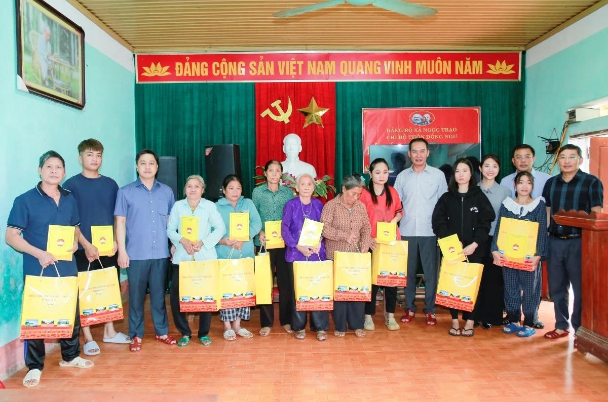Ông Sinh tặng 10 suất quà cho người dân thôn Đồng Ngư, xã Ngọc Trạo bị ảnh hưởng bởi thiên tai. Ảnh: Lê Hợi