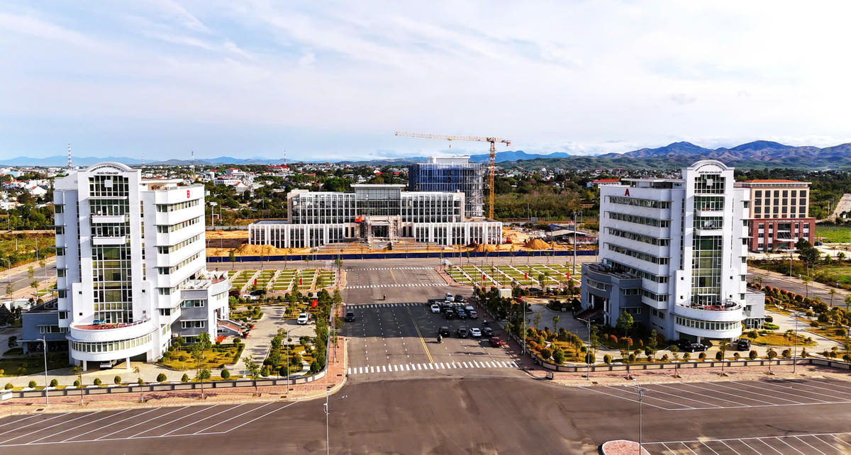 Tòa nhà A, B tại khu hành chính tỉnh Kon Tum (cũ). Ảnh: BT.