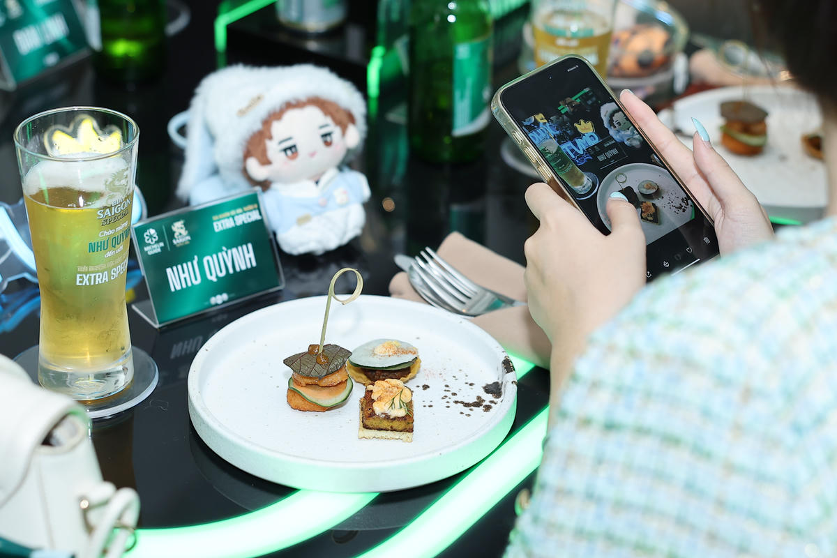 Bàn ăn trở thành điểm hẹn để mọi người cùng thưởng thức và sẻ chia những khoảnh khắc đặc biệt với sự đồng hành của Bia Saigon Special. (Ảnh: SABECO)