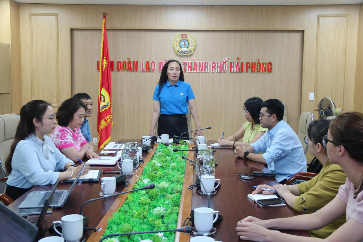 Bà Nguyễn Thị Lan Anh, Phó Chủ tịch LĐLĐ TP Hải Phòng phát biểu tại hội nghị. Ảnh: PT.