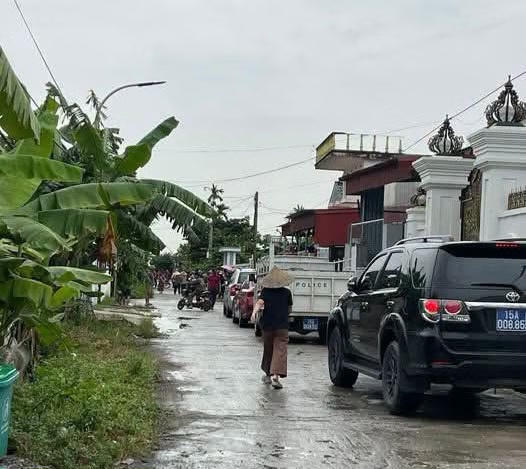 Lực lượng chức năng có mặt tại nơi xảy ra vụ việc. Ảnh: CTV.