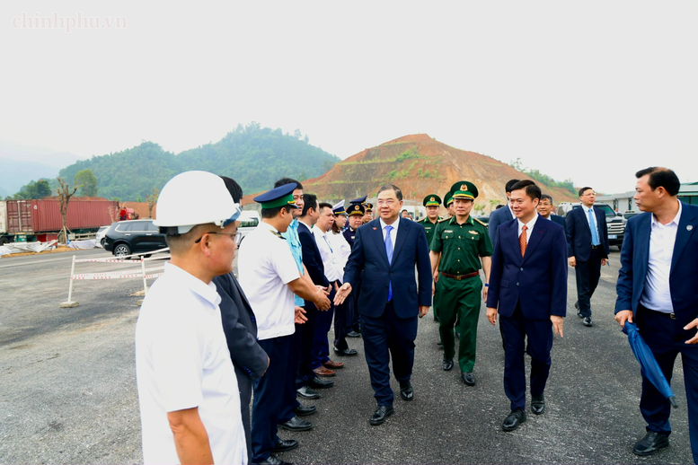 Phó Thủ tướng Thường trực Phạm Gia Túc khảo sát mô hình công viên logistics, cửa khẩu thông minh tại Lạng Sơn- Ảnh 2.