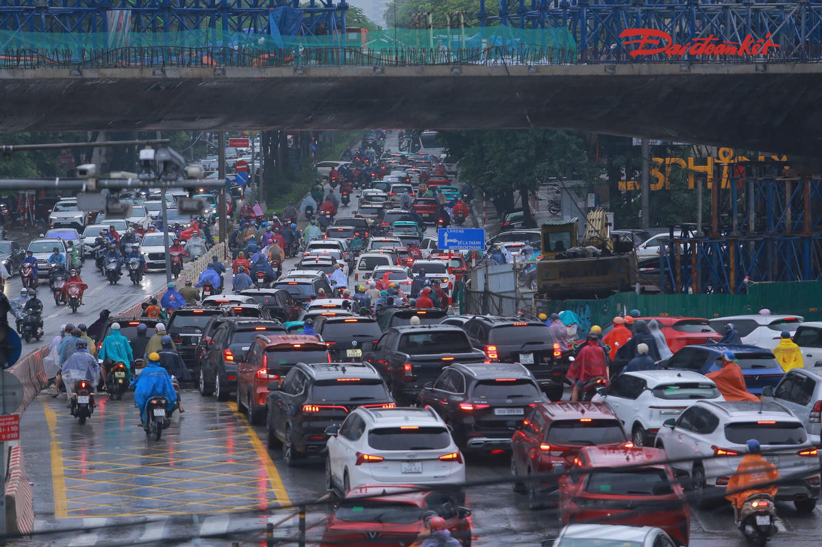 Việc cho phép phương tiện sử dụng làn BRT giúp tăng thêm không gian lưu thông, thay vì dồn toàn bộ phương tiện vào các làn đường còn lại. Dòng xe từ Láng Hạ hướng sang Giảng Võ có thời điểm tăng nhanh nhưng vẫn được duy trì.