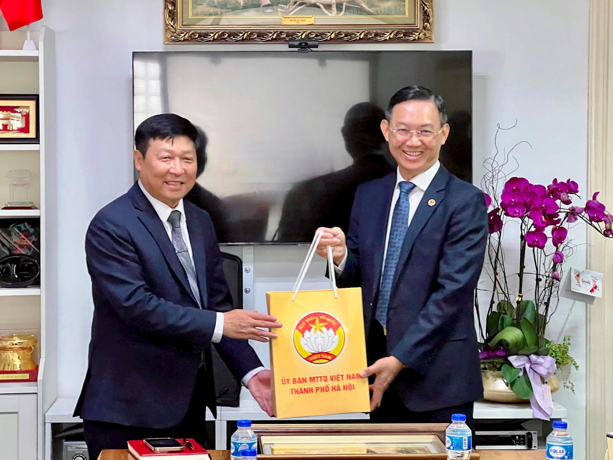Phó Chủ tịch Ủy ban MTTQ Việt Nam thành phố Hà Nội Phạm Anh Tuấn cùng đoàn công tác chào xã giao và làm việc với Đại sứ quán Việt Nam tại Singapore. Ảnh: PV.