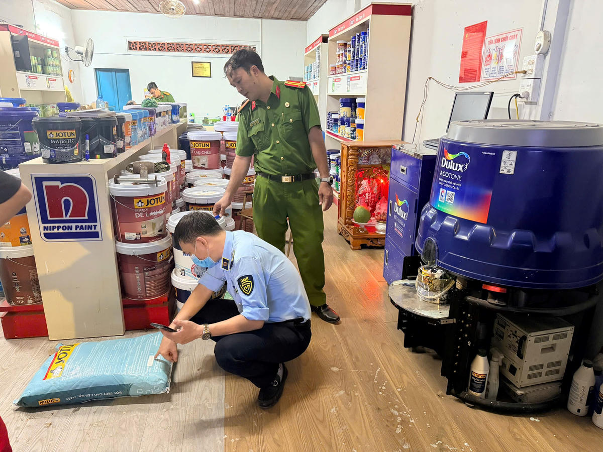 Lực lượng chức năng phát hiện hàng trăm thùng sơn có dấu hiệu giả mạo nhãn hiệu JOTUN. Ảnh: QLLT Gia Lai.