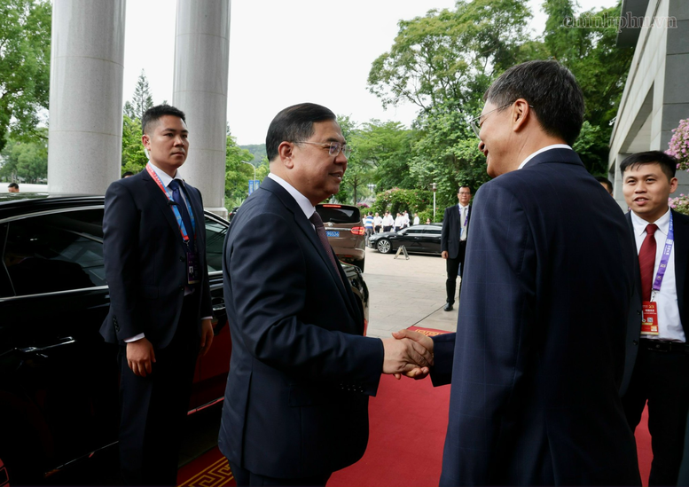 Phó Thủ tướng Thường trực Chính phủ tiếp ông Trần Cương, Ủy viên Trung ương Đảng, Bí thư Đảng ủy Khu tự trị dân tộc Choang Quảng Tây, Trung Quốc - Ảnh: chinhphu.vn/Phương Nguyên
