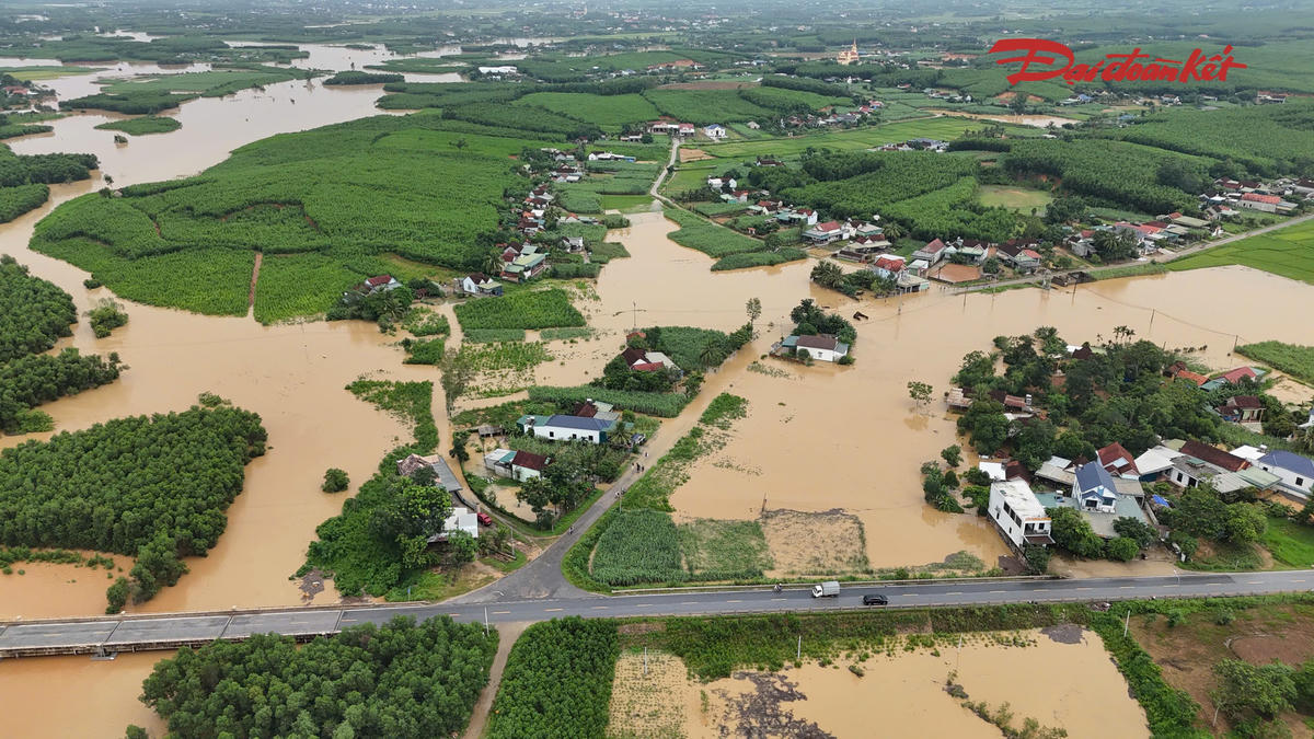 Tại xã Nghĩa Lộc, mưa lớn kéo dài từ ngày 15/9 khiến nước tại các khe, suối dâng nhanh, tràn vào nhiều khu dân cư. Một số khu vực tại các xóm Sông Lim, Đồng Lào, Nam Lộc bị ngập, giao thông chia cắt.