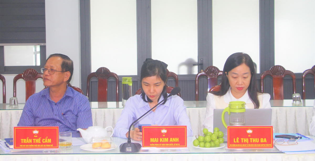 Các đại biểu tham dự buổi giám sát. Ảnh: Tấn Thành.
