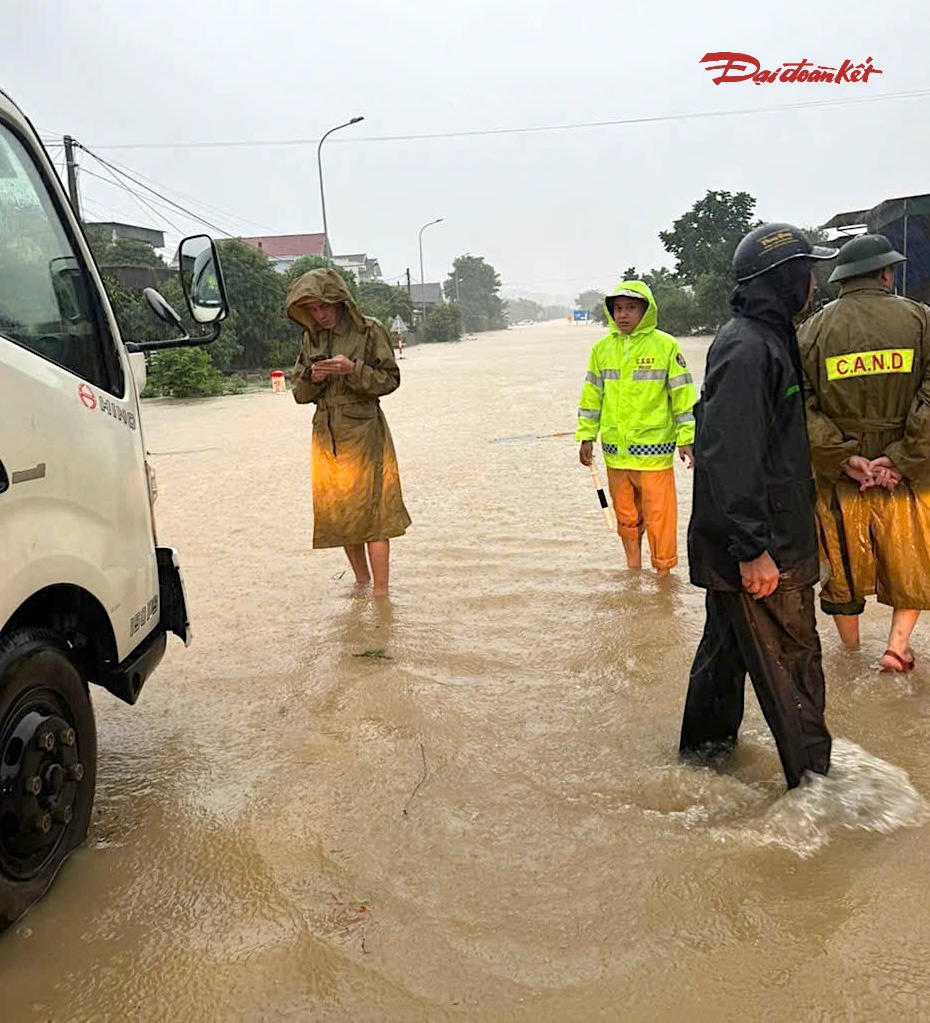 Mưa lớn khiến nước tại Khe Dứa dâng cao, tràn qua bờ. Chính quyền xã Đông Hiếu phải chủ động mở tràn nhằm hạ mực nước, bảo đảm an toàn công trình.
