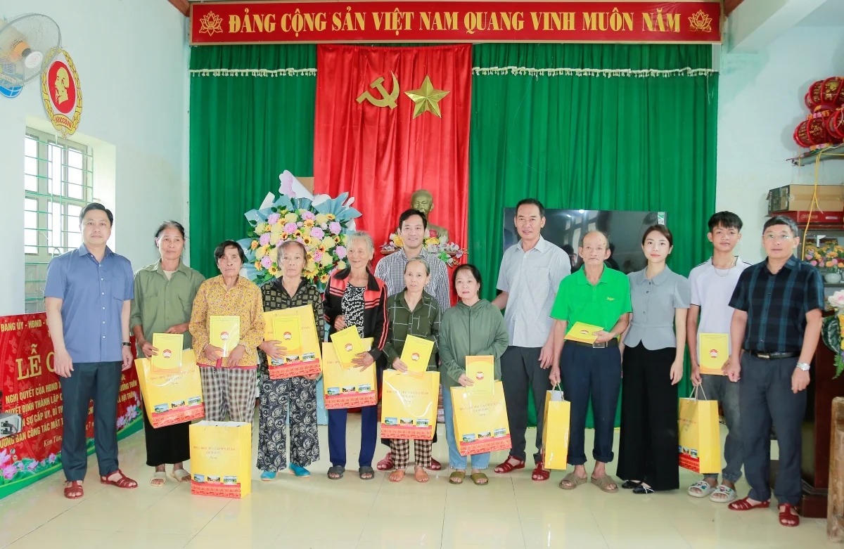 Ông Trịnh Tuấn Sinh tặng quà cho các 10 hộ dân tại thôn 2 Thạch Định, xã Kim Tân. Ảnh: Lê Hợi