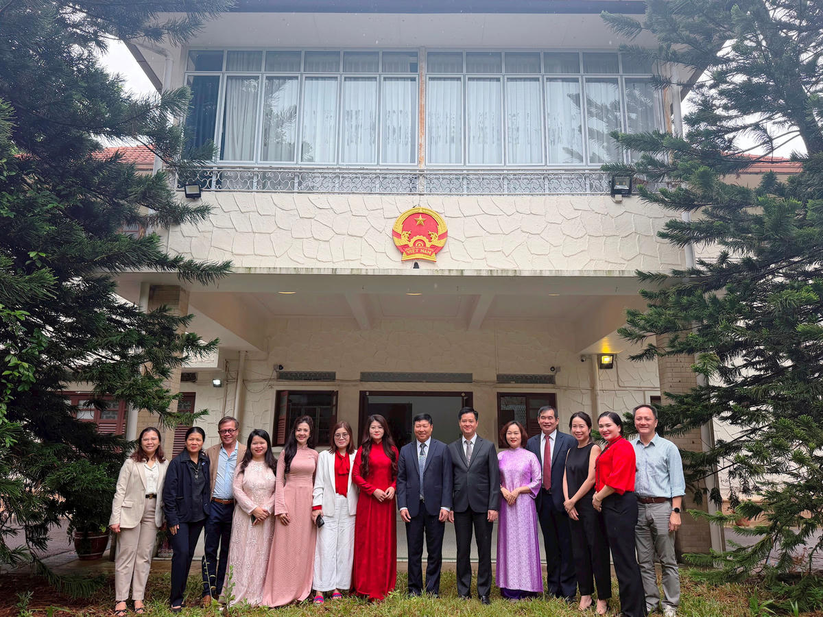 Đoàn công tác Ban Chỉ đạo Cuộc vận động “Người Việt Nam ưu tiên dùng hàng Việt Nam” thăm, làm việc tại Singapore. Ảnh: PV.