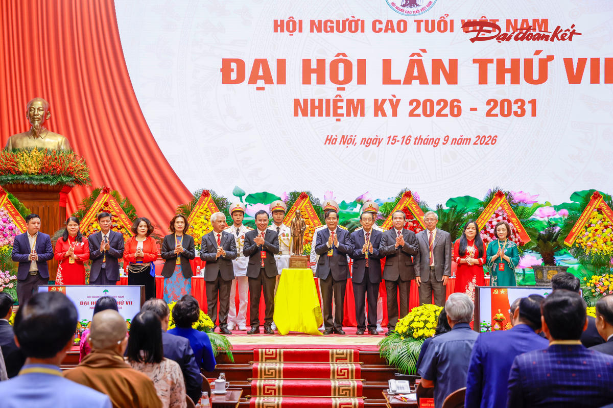 Đại hội đại biểu toàn quốc Hội Người cao tuổi Việt Nam lần thứ VII, nhiệm kỳ 2026 – 2031 vinh dự đón nhận Bức tượng chân dung Chủ tịch Hồ Chí Minh do Tổng Bí thư, Chủ tịch nước Tô Lâm trao tặng. Ảnh: Quang Vinh.