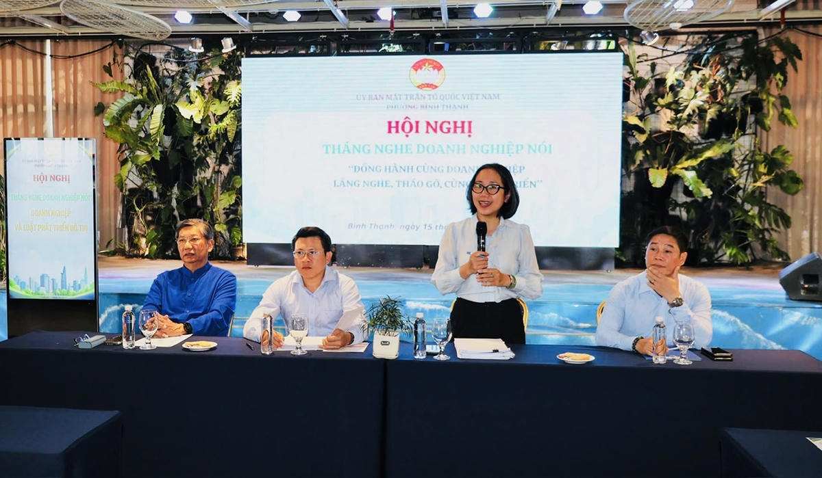 Bà Hoàng Mai Quỳnh Hoa, Chủ tịch Ủy ban Mặt trận Tổ quốc Việt Nam phường Bình Thạnh phát biểu tại Hội nghị. Ảnh: Thanh Thủy