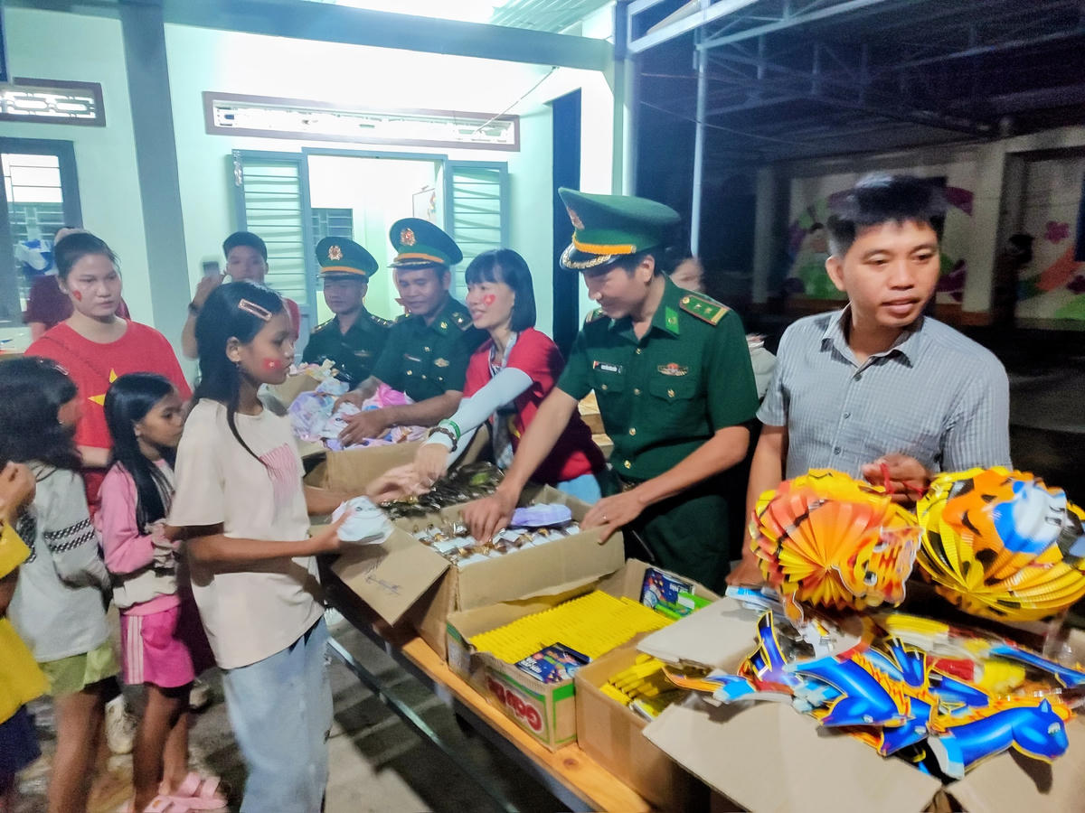 Đồn Biên phòng Sê Rê Pốk phối hợp với Quỹ Suất cơm yêu thương Hà Nội tổ chức chương trình vui Tết Trung thu cho thiếu nhi tại Buôn Đrang Phốk. Ảnh: Ngọc Lân.