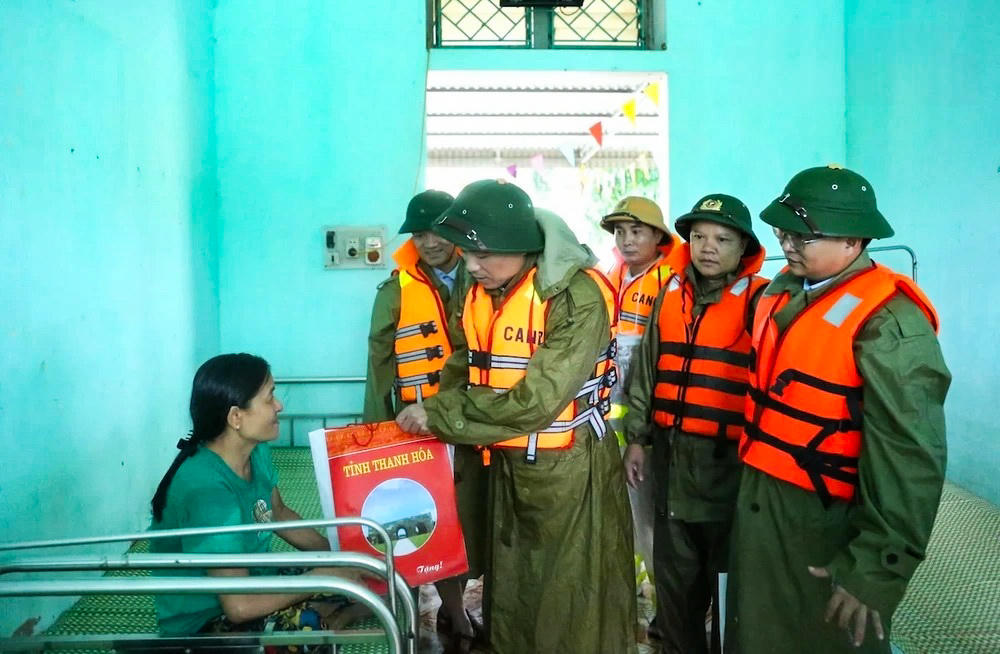Ông Dũng thăm hỏi, động viên bệnh nhân đang điều trị tại Trạm Y tế Thạch Định. Ảnh: Phong Sắc