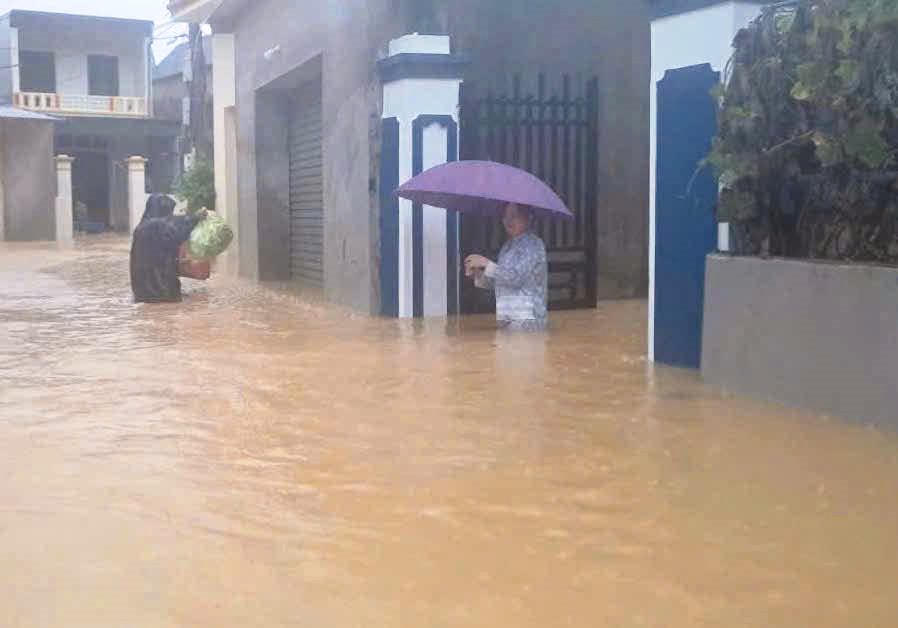 Các ngõ phố bị ngập sâu trong nước, khiến người dân gặp rất nhiều khó khăn trong sinh hoạt.