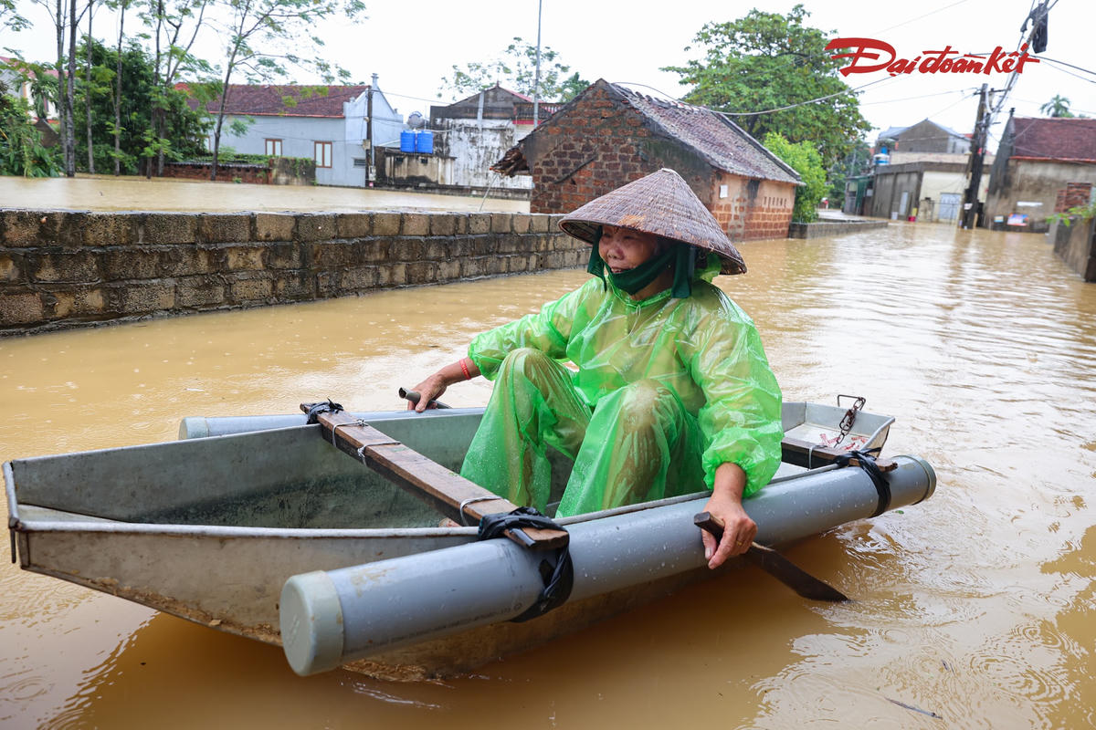 "Mấy ngày nay cuộc sống rất khổ, đi lại phải dùng thuyền, đồ đạc trong nhà cũng phải kê cao lên. Chỉ mong nước sớm rút để người dân trở lại cuộc sống bình thường”, bà Hạnh nói.