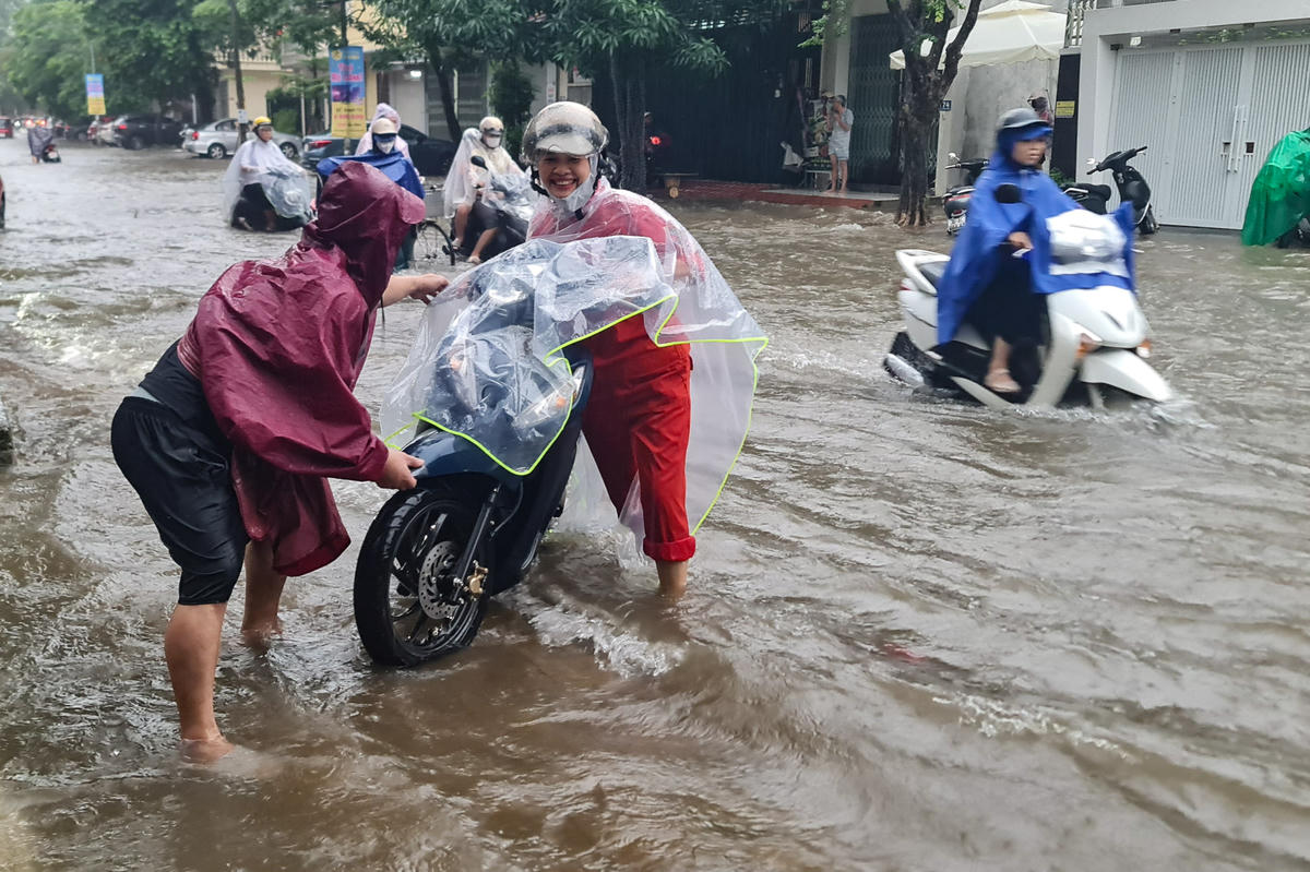Xe chết máy trên đường, được người dân hỗ trợ đưa vào lề. Ảnh: Anh Tuấn