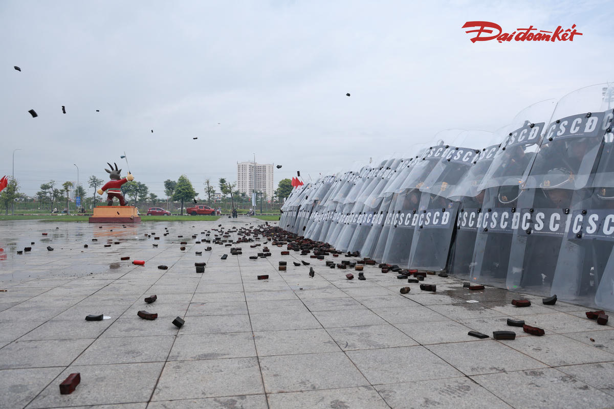 Công tác huấn luyện cũng được triển khai với yêu cầu bảo đảm an toàn về người, vũ khí, công cụ hỗ trợ, trang thiết bị và phương tiện. Ảnh: Quang Vinh.