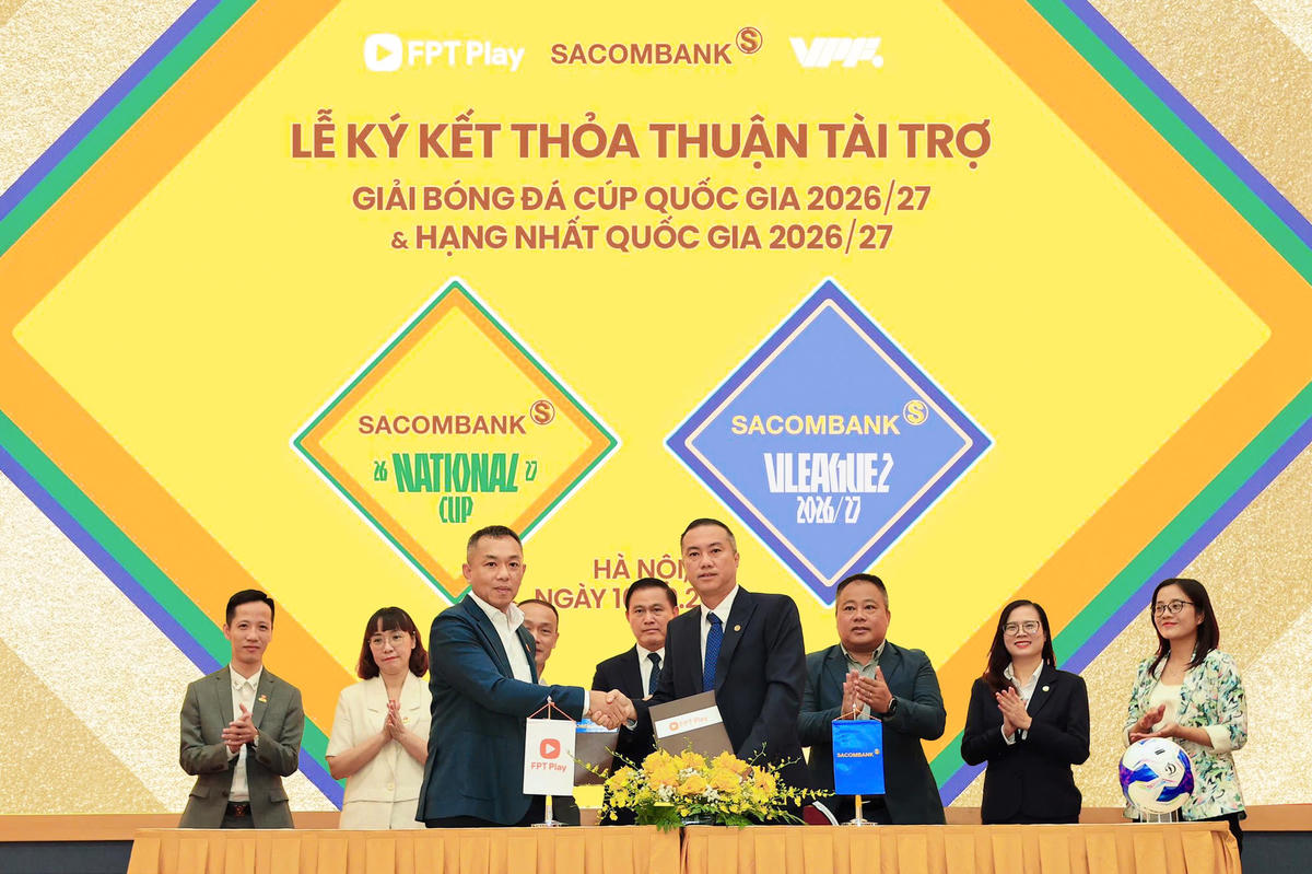Đại diện SACOMBANK - ông Nguyễn Xuân Vũ (Thành viên HĐQT) và Đại diện FPT Telecom - ông Phạm Thanh Tuấn (Phó Tổng Giám đốc) thực hiện nghi thức ký kết tài trợ Giải bóng đá Cúp Quốc gia 2026/27.