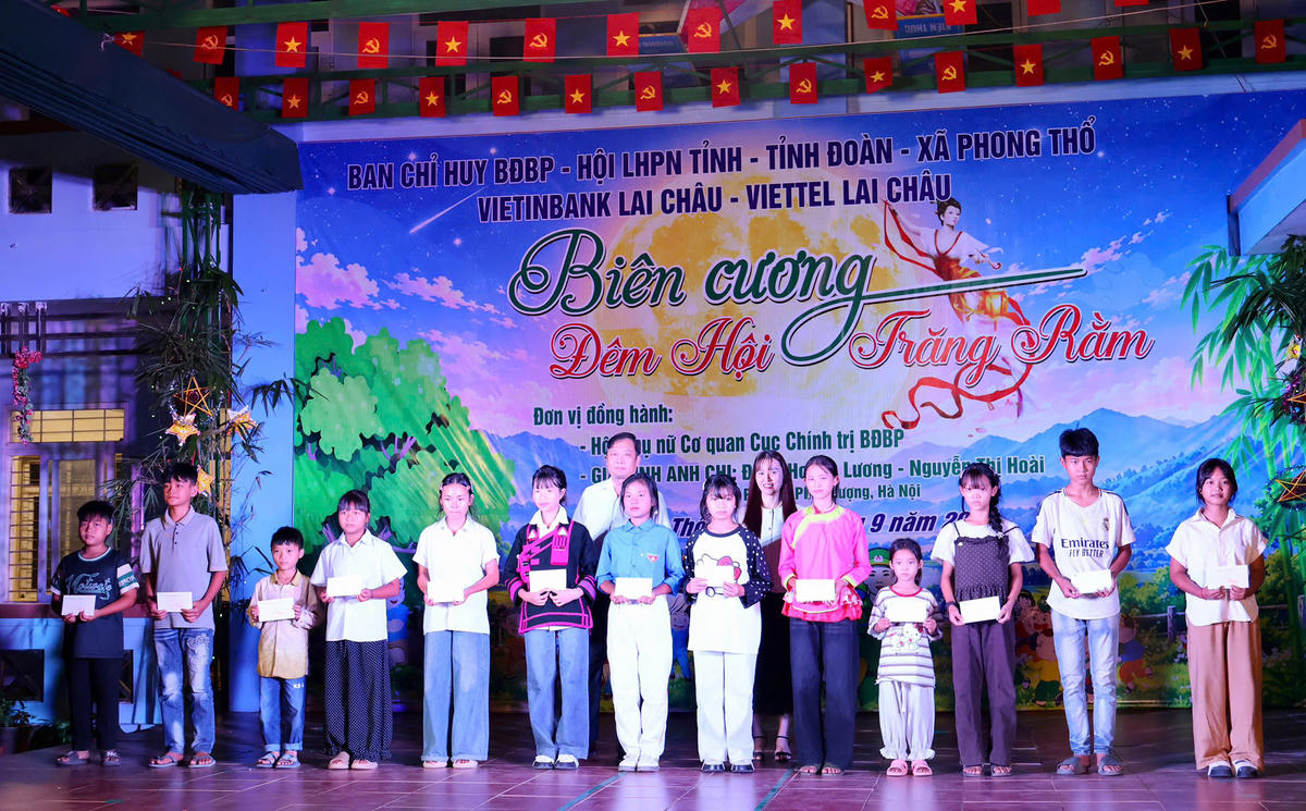 Các em học sinh trường PTDTBT Tiểu học và THCS Huổi Luông có thành tích cao trong học tập cũng được nhận quà từ Ban Tổ chức và các đơn vị đồng hành.