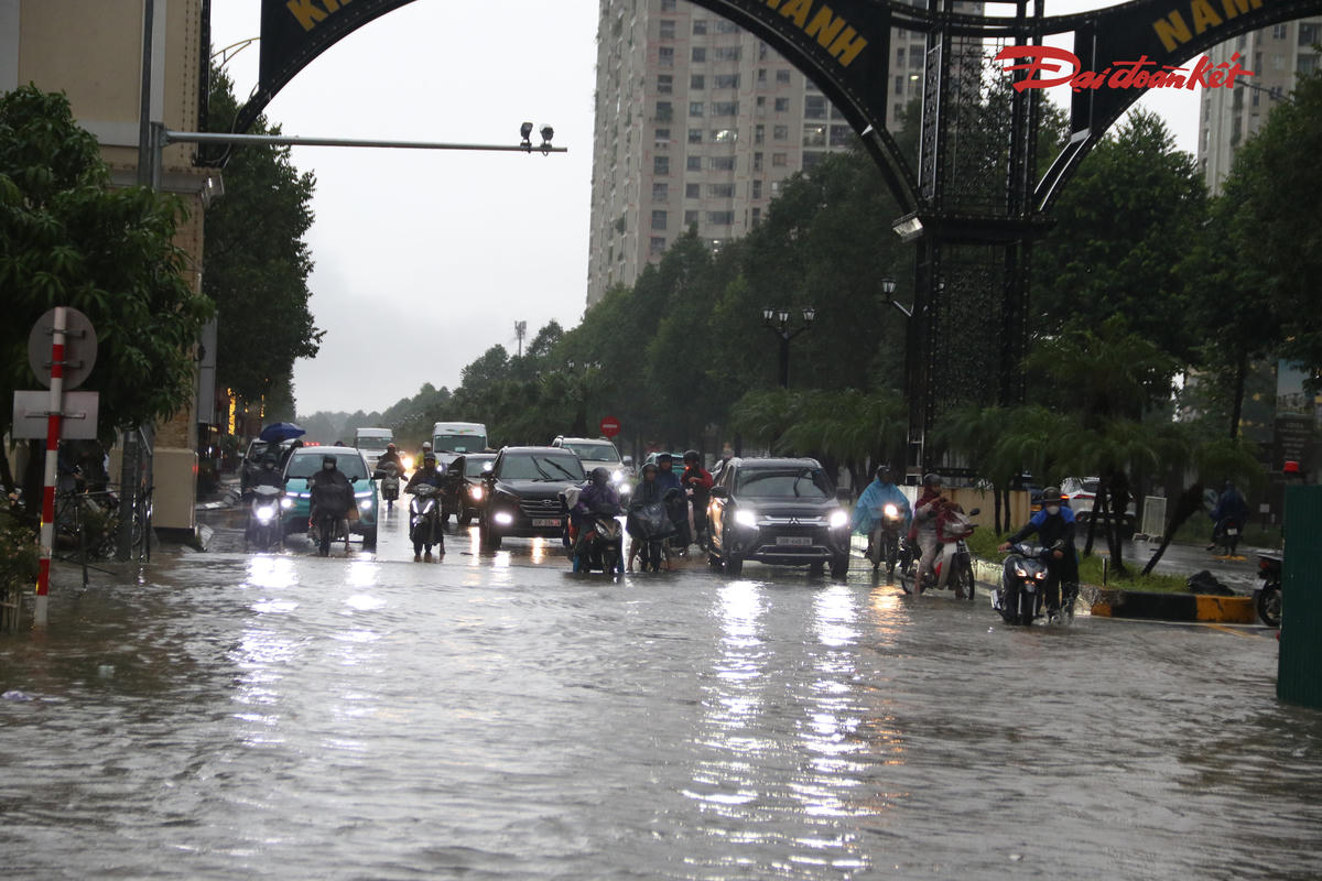 Nhiều phương tiện phải giảm tốc độ, tìm cách di chuyển qua những đoạn nước nông hơn. Một số người điều khiển xe máy phải dắt xe khi phương tiện không thể tiếp tục hoạt động.