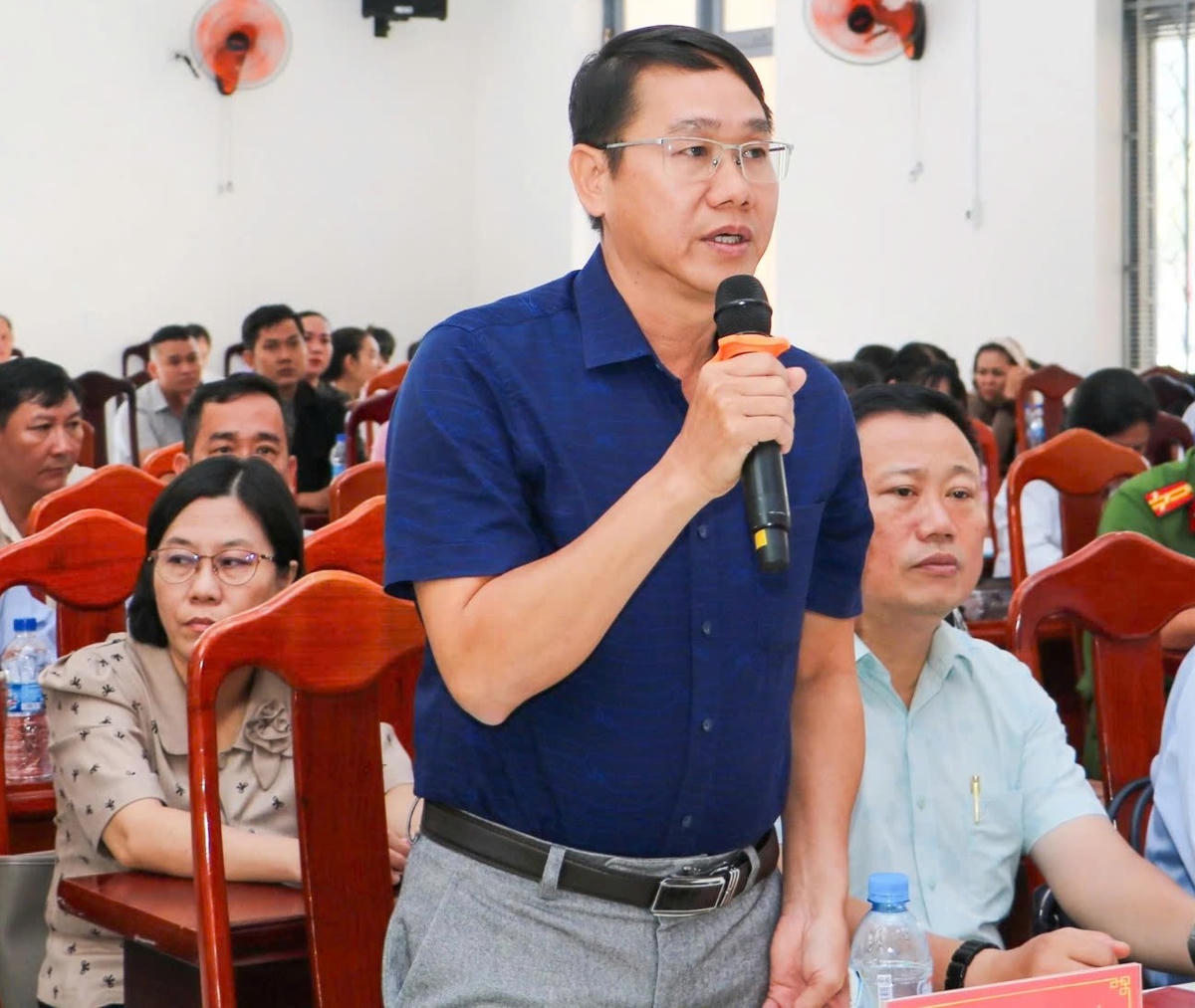 Lãnh đạo xã Diên Điền kiến nghị tại buổi tiếp xúc cử tri.